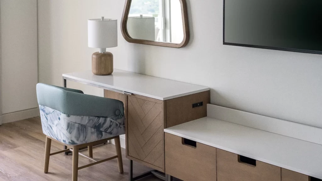 NAPRN-P0405-King-Guestroom-Desk-Details.16x9