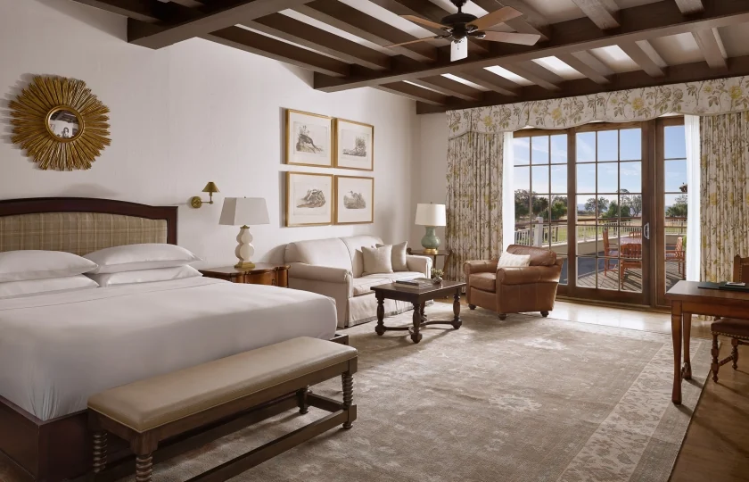 202506_lodge_LRDK_deluxe_room_king_bed_8_Web-840x540